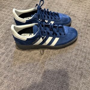 Like new Men’s size 7 adidas Spezial navy velvet shoes with white stripes
